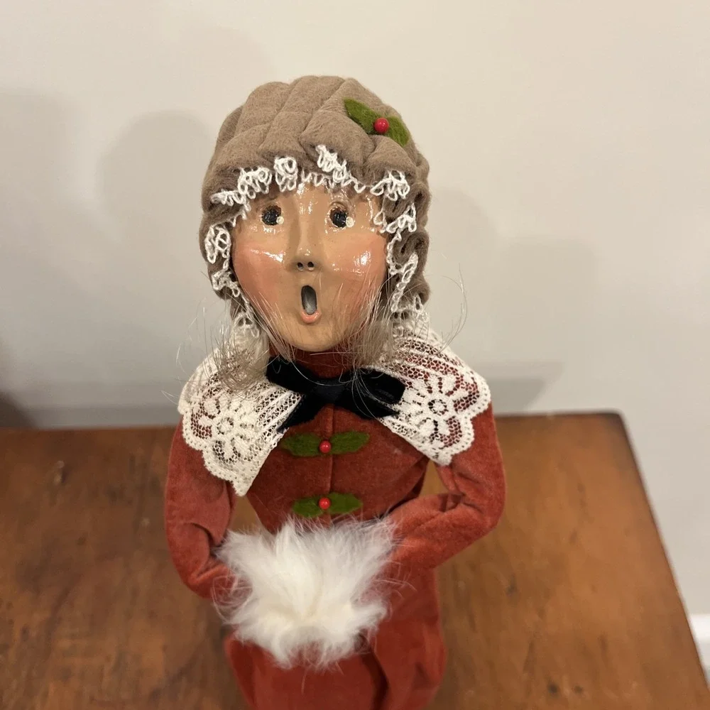 1993 BYERS CHOICE CHRISTMAS CAROLER Woman Long Blond Hair Pink Velvet Dress